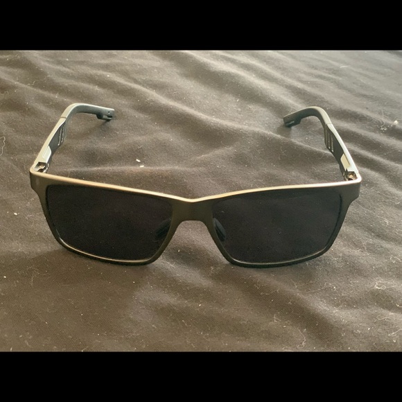 Polarized sunglasses - Picture 1 of 3